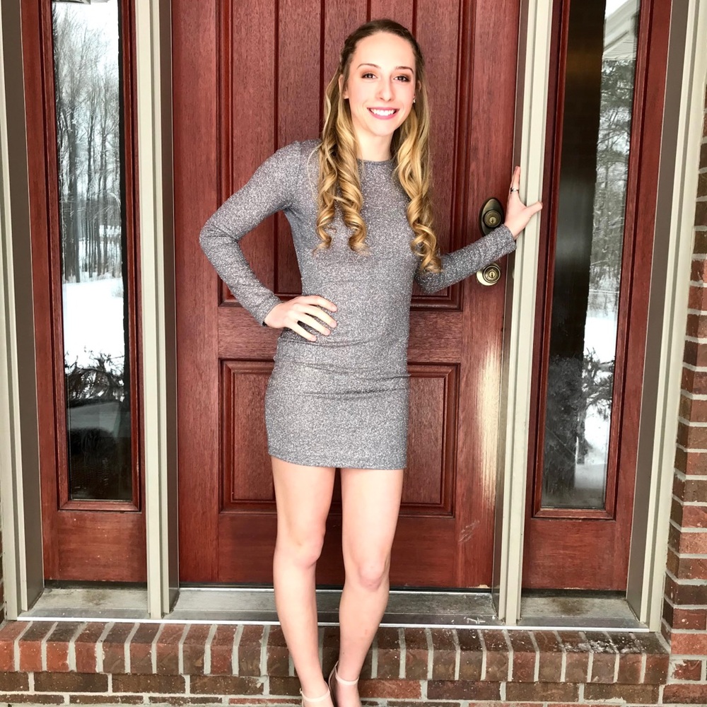Size S long-sleeved tight, short party dress